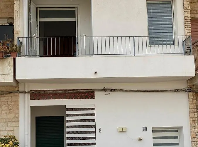 A 100metri dal mare difronte alla torre saracena.